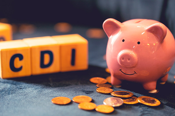 A piggy bank marked "CDI" surrounded by coins, illustrating the comparison between high-yield savings and CDs.