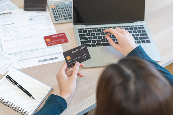 Visual guide on paying for wedding costs with a credit card, featuring smart credit-building strategies for 2026.